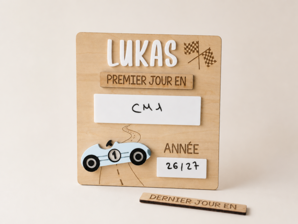 ChatGPT Image 21 juil. 2026, 23_10_53 Plaque de rentrée personnalisée – Modèle Voiture