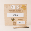 ChatGPT Image 21 juil. 2026, 23_13_13 Plaque de rentrée personnalisée – Modèle Abeille