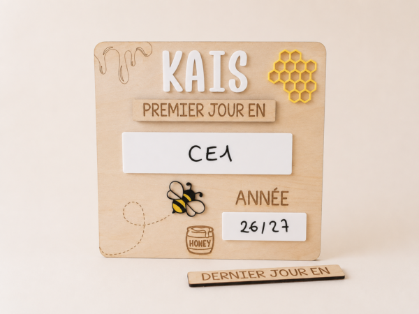 ChatGPT Image 21 juil. 2026, 23_13_13 Plaque de rentrée personnalisée – Modèle Abeille